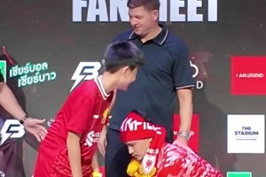 杰拉德大无语！在泰国参加活动时遭到泰国球迷蹭大腿借魔力
