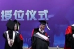 女球迷毕业时让校长举着切尔西旗子…如果校长阿森纳或热刺球迷呢