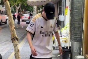 真实！听说足球迷看见啥都要上来踩两个单车？