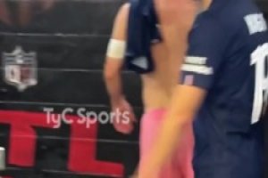 好哥俩儿啊！梅西和登贝莱搭肩走回更衣室