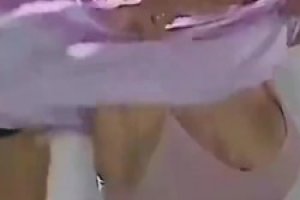 这谁顶得住！女球员赛后掀起上衣露出完美身材
